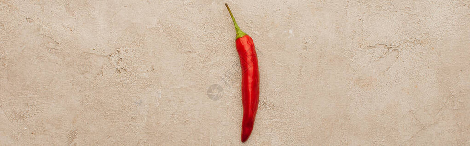红辣椒在米地混凝土表面上方的红色辣椒视图片