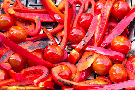 油炸和切片的蔬菜西红柿和红辣椒图片