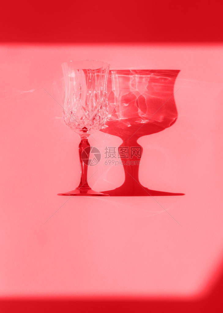 粉红珊瑚以玻璃和阴影为挡板单色图片