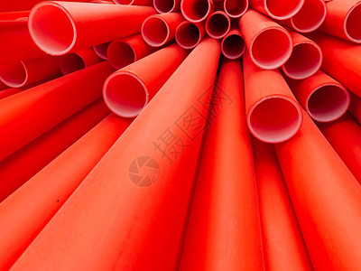 建筑工地的红色塑料水管图片
