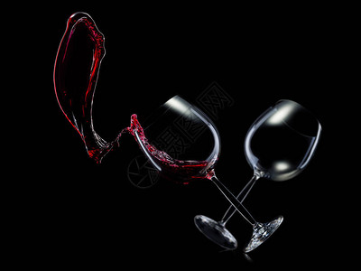 黑色背景红酒的空杯子酿酒概念或成功图片