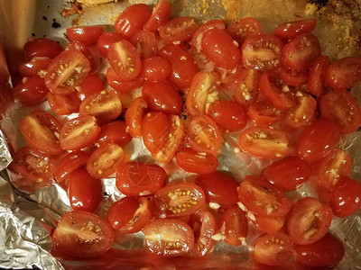 切樱桃西红柿托盘或烘图片