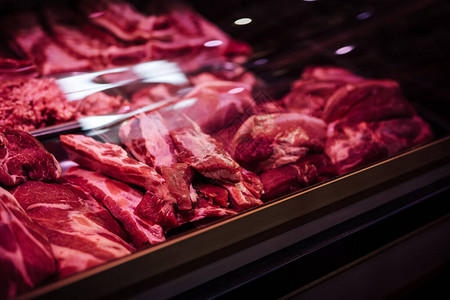 肉类市场冰箱里有很多肉的展示品肉图片