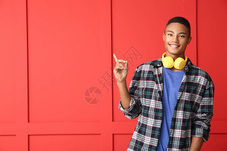 非裔美国少年男孩用彩色背景图片