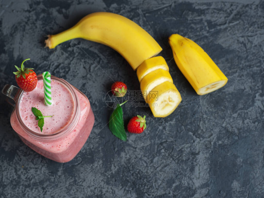在玻璃罐中装有香蕉或草莓奶昔的草莓冰淇淋图片