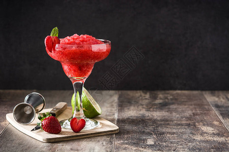 木制桌上玻璃杯中的草莓玛图片