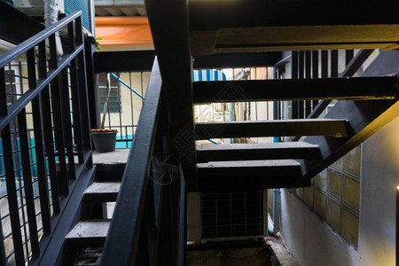 现代黑暗楼梯室内金属设图片