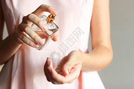 这个女孩用香水香水在女手中图片