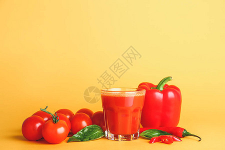 杯在颜色背景的新鲜蔬菜汁图片