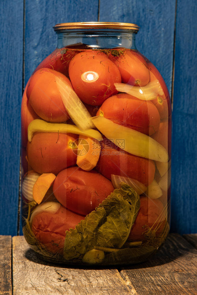 罐头产品面粉木本背景的西红柿冬季产品图片