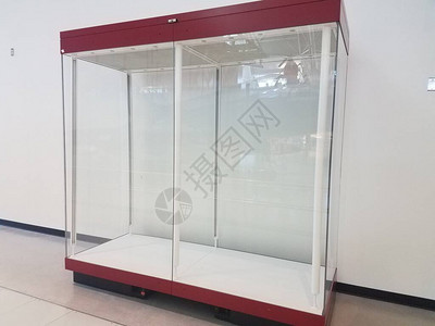 一个空的大红色玻璃展示柜背景图片