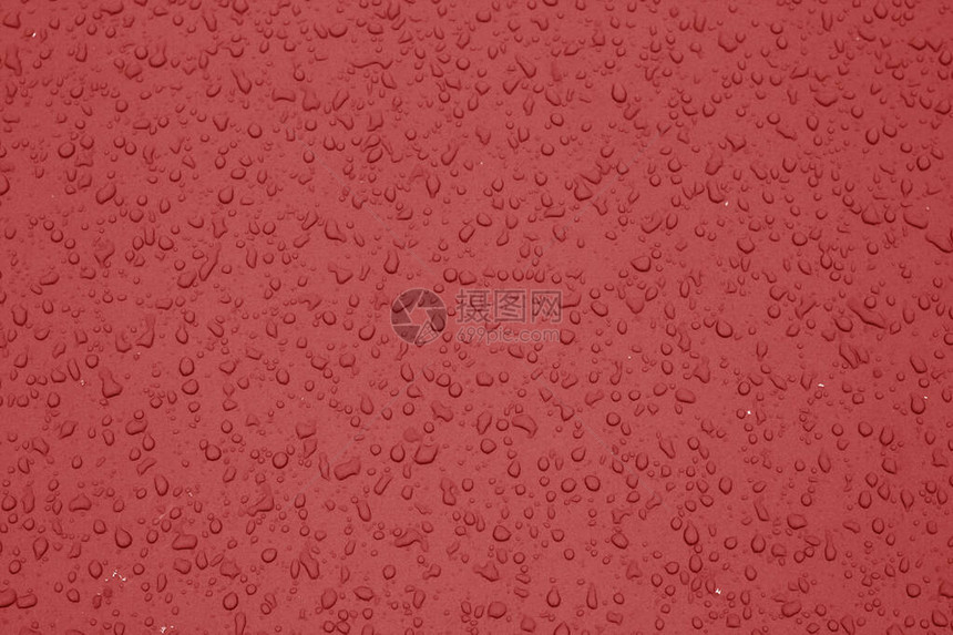 汽车表面的水滴以红色调子表示设计的背图片