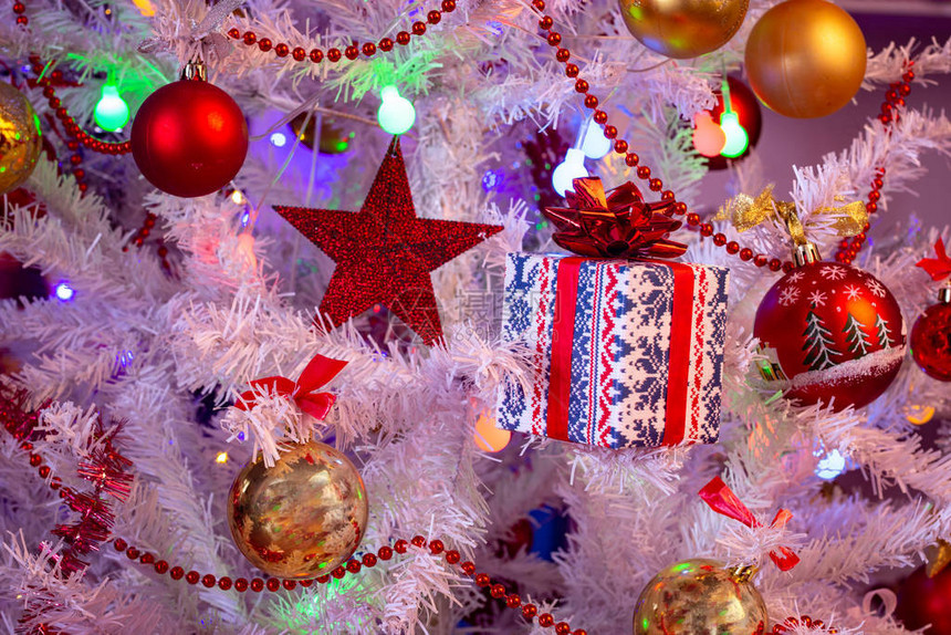 人造白云杉上的圣诞装饰品图片