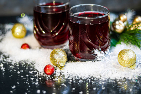 圣诞红酒加香料和黑暗的葡萄酒图片