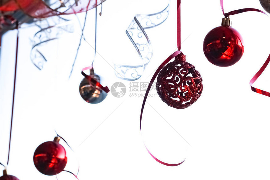 红圣诞球装饰和丝带关图片