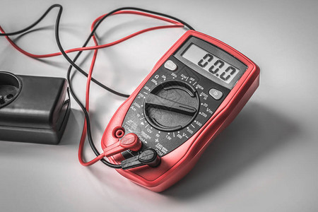 红数字多米测量电源插座中的电压图片