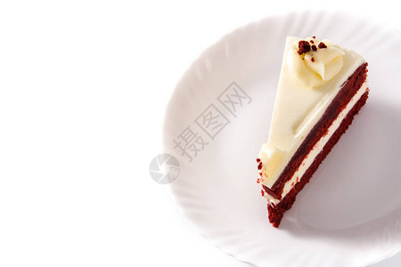 白色背景上孤立的红色天鹅绒蛋糕切片图片