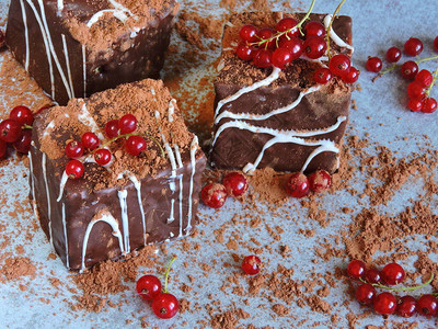 红醋栗巧克力粉巧克力蛋糕一种美丽可口的巧克力甜点图片