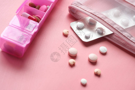 药丸泡罩包装和粉红色药丸盒图片