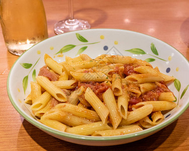 意大利面阿尔弗雷多通心粉配番茄酱在盘子里图片