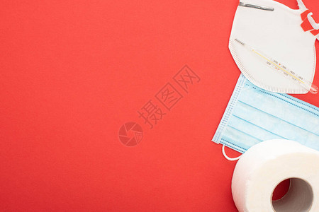 白色卫生纸安全和医疗面罩及红底温度图片