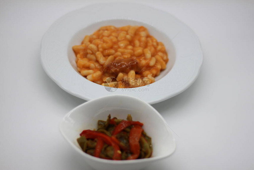 一盘白豆和一碗烤辣椒图片