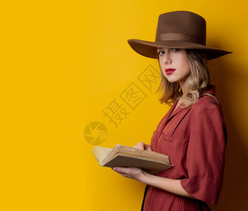 1940年代的女人穿着黄色背景书图片