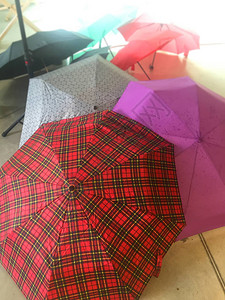一堆五颜六色的雨伞的风景图片