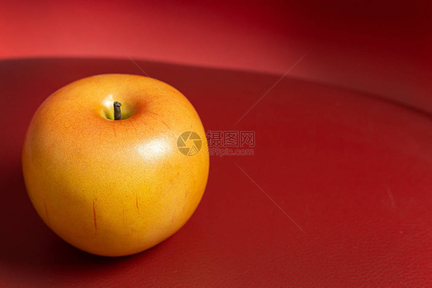 红底苹果低光红底苹图片