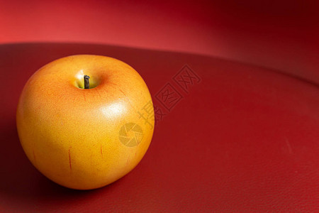 红底苹果低光红底苹背景图片