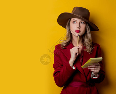 1940年代的女穿着笔记本和笔印黄色背图片