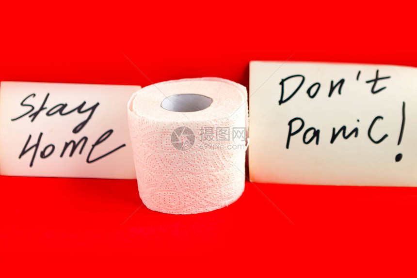 纸卷和纸牌上写有留言的厕所不要惊慌于明亮的红色背图片