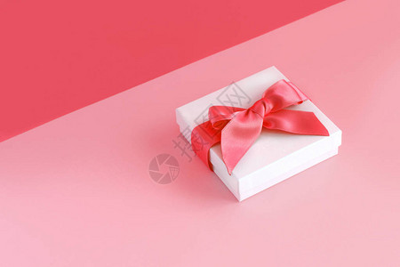 白色礼物盒用浅粉红背图片