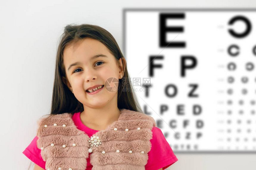视力测试的孩子小孩在眼镜店挑选眼镜小学生的视力测量儿童护目镜医生进行眼科检查字母表上图片