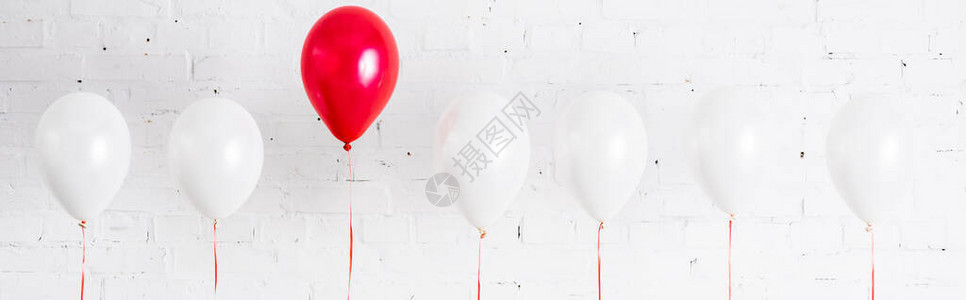 白色背景的红气球全景拍摄在另一颗独背景图片