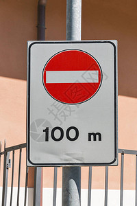100米公路交通标志牌在金属杆露户关上铁杆图片
