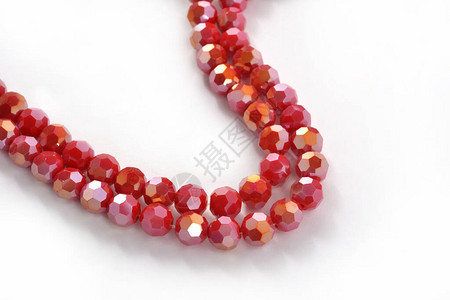 白色背景的红玻璃闪光水晶色珠子用于di图片