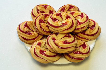白盘上的草莓饼干图片