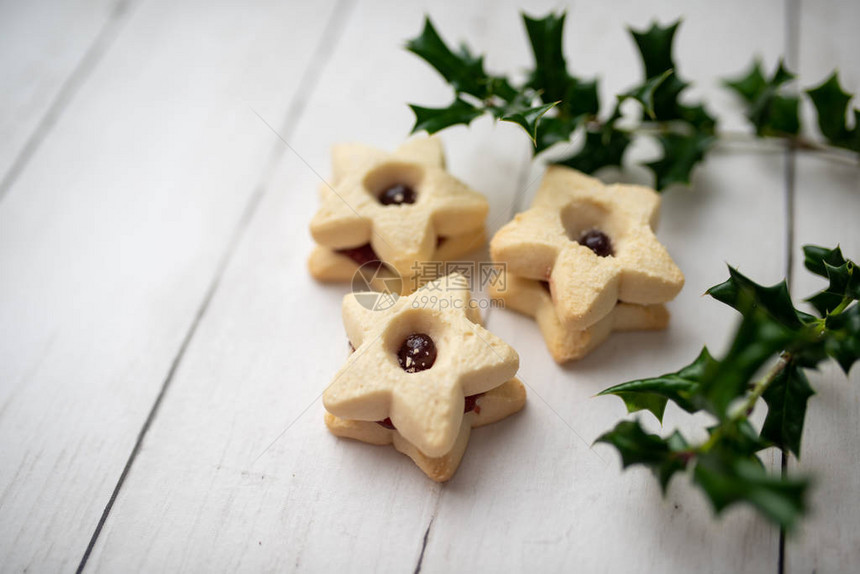 圣诞短面包明星饼干加草莓果酱节日气氛的图片