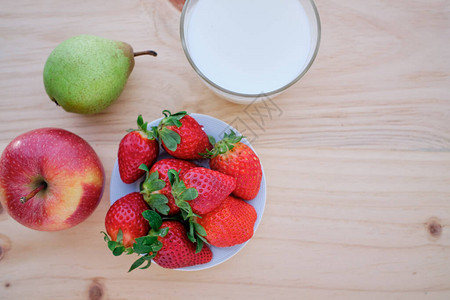 甜点盘梨和苹果上开胃草莓加图片