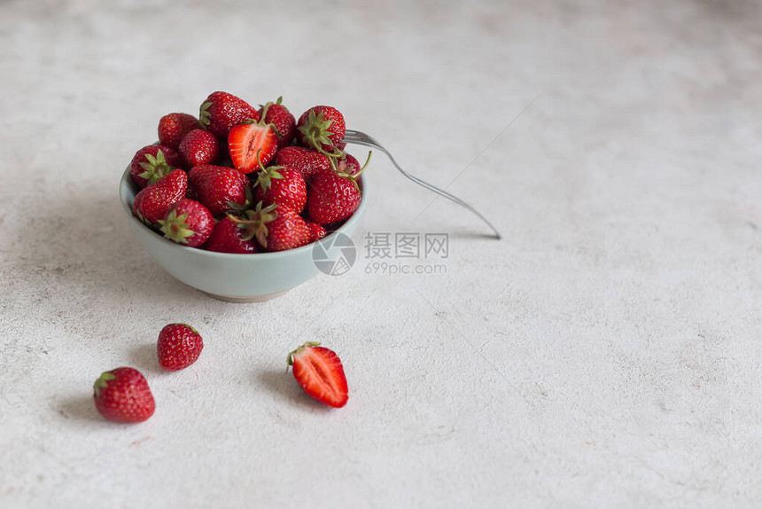 浅薄的陶瓷碗里鲜美味的草莓图片