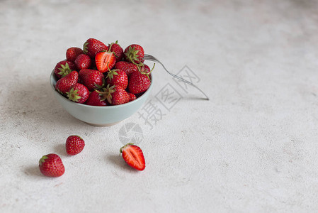 浅薄的陶瓷碗里鲜美味的草莓图片