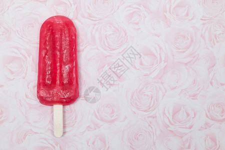 美味清爽的草莓味冰棒图片