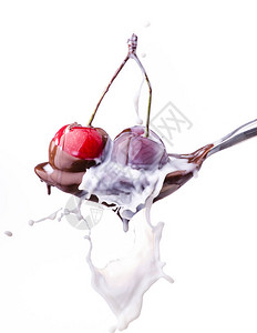汤匙加多汁的樱桃覆盖着融化的黑巧克图片