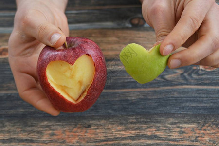 手里握着有心脏形状的苹图片