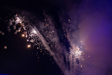 夜空中闪亮的彩色图片