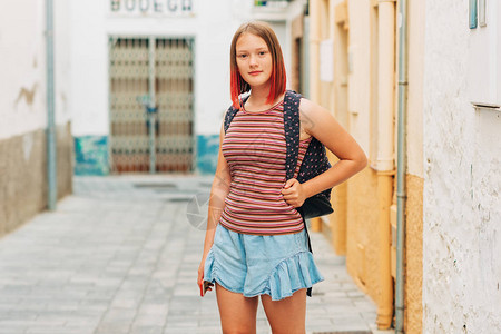 穿着背包年轻旅游青年的红染头发背包的漂亮图片