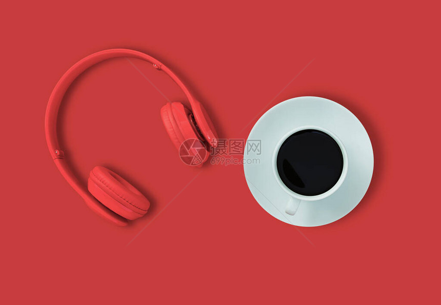 耳机耳机的顶部视图和红色背景上的黑咖啡杯带有复制空间的耳机的极简主义照片红色dj耳机红色耳机和红色背图片