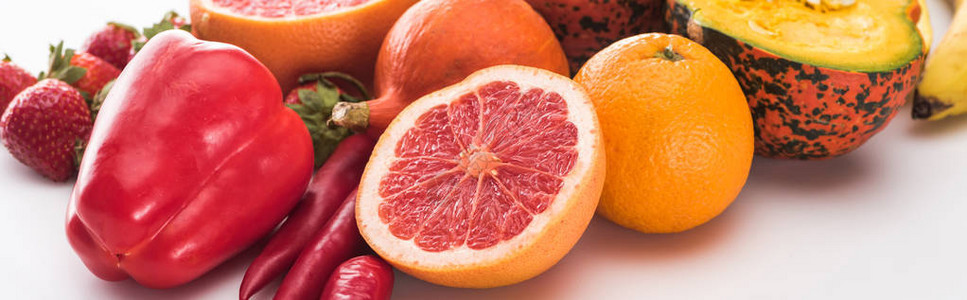 白色背景中辣椒草莓橙子和南瓜的全景照片图片