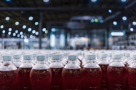 工厂生产线上的瓶装红苏打水图片